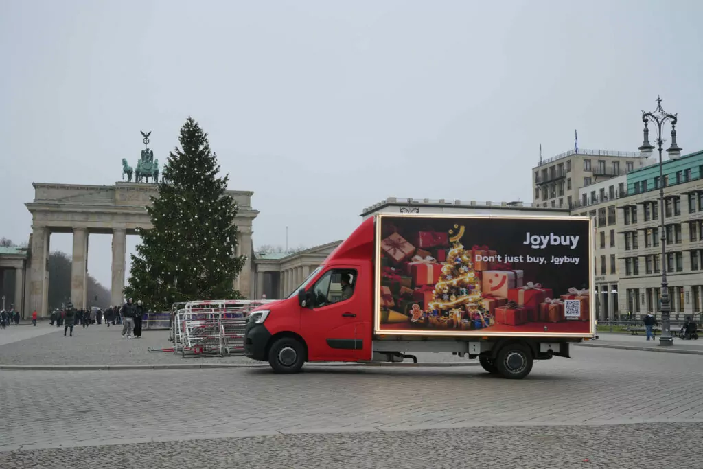 Joybuy Weihnachtstruck auf Tour durch Deutschland: 6.000 Give-aways, Must-Have Geschenkideen und leckerer Barista-Kaffee