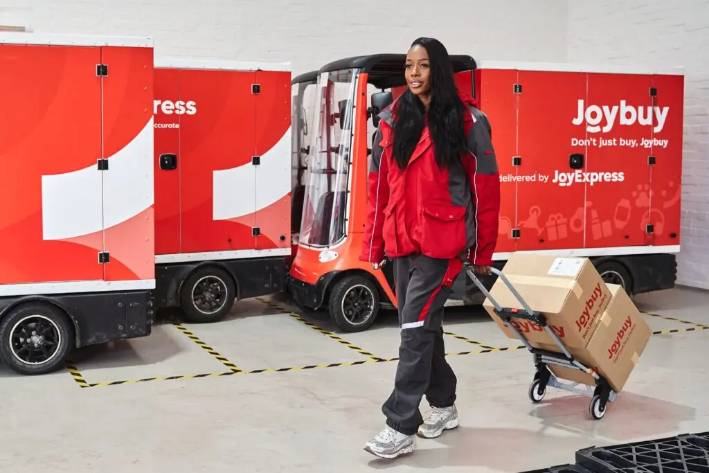 JoyExpress Courier Prepares For Route